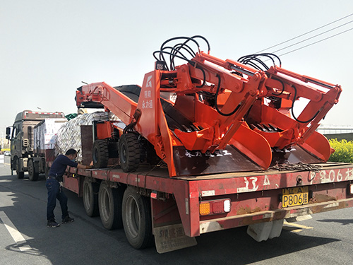 內(nèi)蒙包頭市何總訂購的兩臺(tái)80型輪式皮帶扒渣機(jī)